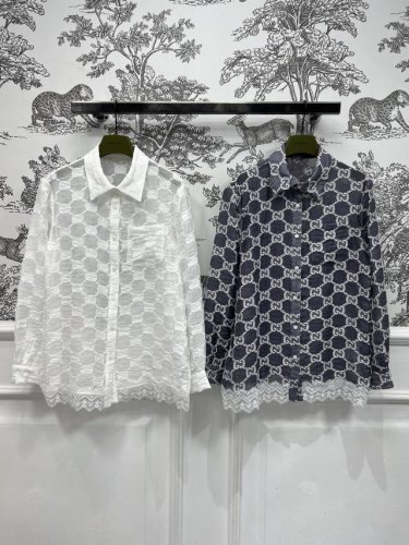 G家 25春夏新款 双G提花翻领衬衫 经典的宽松T设计 上身舒适又百搭 衣摆蕾丝拼接点缀 满印双G提花面料 高级感满满 宽松衬衫版型随性休闲 轻松穿出减龄洋气的