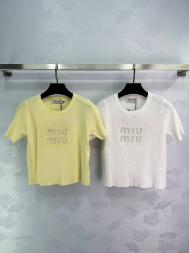 miu Mi*新款短袖针织 精美珍珠装饰字母设计，圆领短袖，舒适透气。适合夏季穿搭。4色3码Sml。