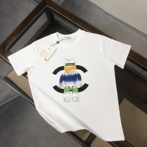 Chanel 香奈儿 夏季新款圆领短袖T恤 270克重磅高端纯棉面料 手感质感都极完美 修身裁剪设计干净利落 时尚又好看 走线做工非常精致 版型效果超赞 而且透