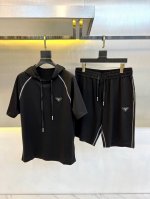 p390 Prad普拉、25夏季新款三角标男士运动短袖T恤+短裤套装。非常有设计感，现货质感无敌，手感柔软，上身轮廓立体，做工细节方面，极简风的它属于奢华，宽松