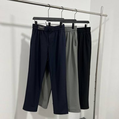 140 顶级上新Lulu露露户外运动裤男裤春夏新款直筒速干休闲跑步长裤。公司订单货源，锦纶精编速干面料，柔垂爽滑，舒适透气，质感非常好。 做工走线整齐密集，包边