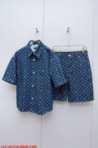 上衣 裤子 L596 Lv路易威登 25Ss新款牛仔卡车铺陈撞色 Monogram 提花，以前襟、口袋和袖口的珠光纽扣演绎丹迪风尚，轻松成就跨季佳选。与同款滑板