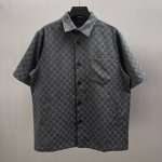 D Gg火山灰提花短衬衫 Size : S-Xl 经典双G印花满布衣身，彰显品牌标志性元素与奢华格调。短袖、翻领设计，简约又不失复古韵味，单排扣开合增添利落感，