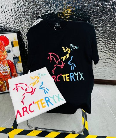 鸟 Arc‘Teryx 始祖鸟25夏季新款印花休闲宽松情侣款 短袖T恤D1021 细节:版本一比一复刻，吊牌 领标 水洗。 面料：采用40织双纱320克面料，原