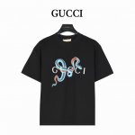 gucci 古驰 25Ss 蛇年限定 蛇型图案印花短袖T恤 中国新年甄选印花棉质T恤 蛇型图案以印花或刺绣细节匠心呈现，与品牌标识相映成趣， 为2025早春系列