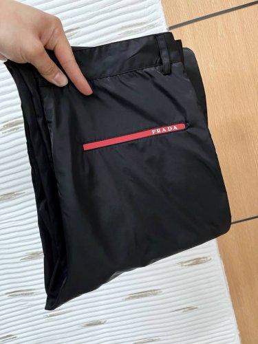 普拉达 长裤短裤 两用男士精品休闲裤 顶级面料休闲裤，最新款上身版型无敌正！ 绝对可以闭眼收的一款 此款裤子非常百搭，弹力腰围,日常上班 户外运动都可以穿着，是
