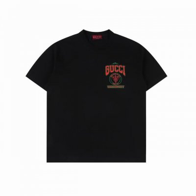 gucci 古驰 25Ss 胸口字母徽章印花短袖 精选 %高支棉，触感如春风拂面，轻盈贴合肌肤，赋予日常穿着以极致舒适。领口采用防变形螺纹织法，肩线精准裁剪修饰
