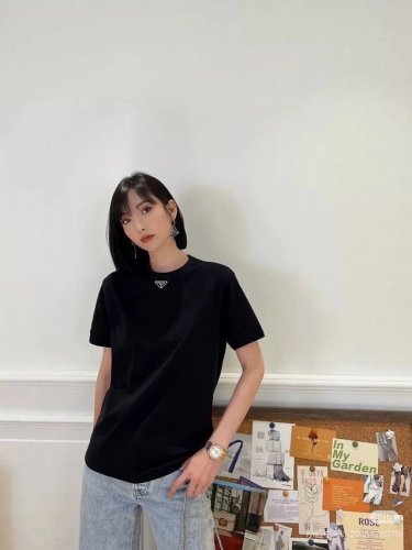 高品质，雪梨纸精包装 prada 普拉达男士新款经典领口倒三角标Logo圆领短袖T恤男休闲上衣女 官网同步，专柜纯棉面料！贴肤舒适，耐看又好穿，原厂工艺一丝不苟