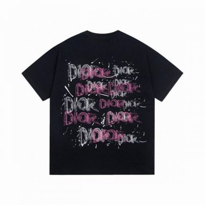 白底&上身# Dior 迪奥2025新款经典字母满印涂鸦短袖圆领T恤男女同款 采用特定重磅32S精棉平纹针织面料，280克重；搭配32S+70D拉架螺纹，280