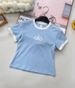 Alo 简约字母立体胶印短袖T恤 采用全棉单面平纹面料 棉质柔软舒适且轻薄透气 定制撞色包边工艺 气质少女风 减龄又时髦单品 简约高辨识度 复古时髦又百搭 撞色
