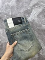 dior迪奥 2025新品男士牛仔裤 面料弹性好。独家发售 官网同步 时尚优雅 重工艺设计。采用原色酵母水洗工艺 精选进口重磅丹宁牛仔面料 配专柜五金装饰 真皮