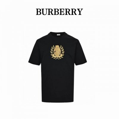 Burberry 巴宝莉 橡树叶盾牌徽标刺绣短袖 巴宝莉 25Ss新款T 恤衫，选用平织棉面料打造，装饰金属感徽章刺绣。融入 B 字型盾牌和橡树叶花环元素，巧妙