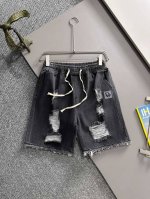 迪奥2025夏季新品牛仔裤牛仔短裤，采用进口客供日本Denim平纹棉质牛仔面料梭织生产，三标齐全，顶尖的石磨水洗工艺让质感达到80年代的老味，柔软细腻舒适透气，