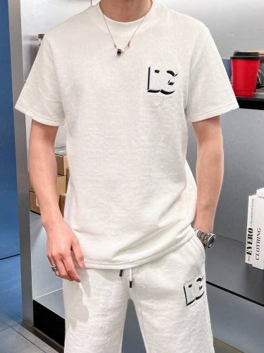 d&G 2025春夏 短套装来袭！大眼颗粒面料最经典刺绣条纹短袖套装 迪奥 时尚休闲运动套装 摸起来舒适 穿起来更舒适 面料久穿常新 简约时尚 手感非常舒适，色