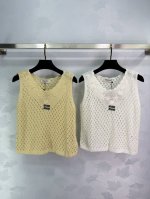 miu Mi*镂空字母背心，两色可选：白色和黄色。质感透气，穿搭显瘦。2色3码Sml 。T226B