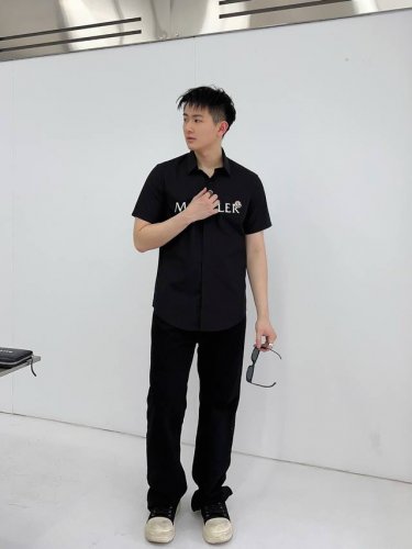 蒙口 专柜最新款男士必备款衬衫，100%天然棉，舒服透气，原单狠货，原版面料，柔软舒适，上身高端又奢华，足够场面的档次，这款衬衫无不骄傲的让你满意有面子 尺码：