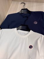 型号L805#，Tb家 2025春夏最新狗头绣标男士圆领短袖T恤衫，休闲剪裁棉质运动衫，简单大方，胸前经典的腊肠狗头圆形徽标，采用高端3D立体刺绣工艺，小巧精致