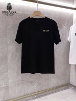 普拉达 2025最新男士高端好货，胸前字母徽标印花图案增添活力感！最经典一目了然的干净与纯粹的结合.必入款推荐！选用190克双股丝光面料制成 纹理清晰，尽显高端
