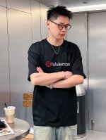 Lululemon 新款字母印花双层重工短袖T桖 字母图案不管是T桖还是卫衣都是每年的爆款单品 前幅大面积印花采用大康丽数码印花机直喷 成本极高 经过多次的调试