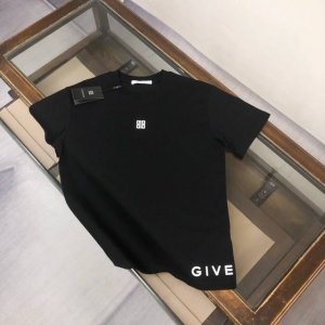 Givenchy 纪梵希 25Ss夏季新款圆领短袖T恤 270克重磅高端纯棉面料 手感质感都极完美 修身裁剪设计干净利落 时尚又好看 走线做工非常精致 版型效果