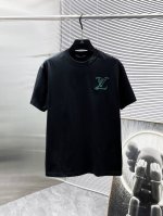 路易威登 Lv 2025新款 圆领 短袖 T恤 高端版本 专柜定制面料 透气舒适度高 细节无可挑剔 品牌元素设计理念 体现高品质 手感细腻柔软 呈现休闲裁剪 上
