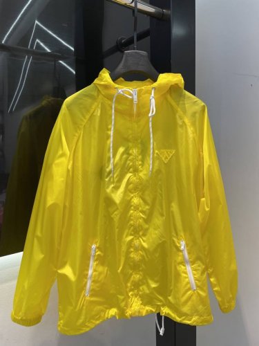 prad* 25Ss春夏新款 再生尼龙拉链夹克防晒外套丨独家高版出品！经典连帽宽松版型下摆抽绳可调节设计。可甜可盐减龄时髦又帅气！进口再生尼龙记忆丝面料质感丝滑