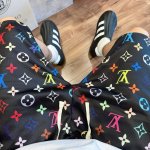 louis Vuitton Lv X 村上隆联名款 三彩满印开衩短裤 全身满印Logo彩绘老花设计 夏日潮人必备短裤 上身真的炸裂太好看了 黑白俩色 清爽的感觉