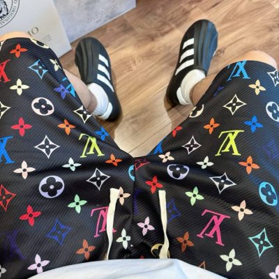 louis Vuitton Lv X 村上隆联名款 三彩满印开衩短裤 全身满印Logo彩绘老花设计 夏日潮人必备短裤 上身真的炸裂太好看了 黑白俩色 清爽的感觉