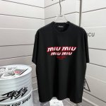 Miu Miu*2025春夏新款 经典简约植绒工艺+立体硅胶 字母短袖T恤 定制双纱平纹纯棉面料 男女同款 颜色 黑色 白色 尺码 S 90-130斤 M 12