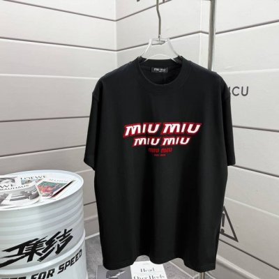 Miu Miu*2025春夏新款 经典简约植绒工艺+立体硅胶 字母短袖T恤 定制双纱平纹纯棉面料 男女同款 颜色 黑色 白色 尺码 S 90-130斤 M 12