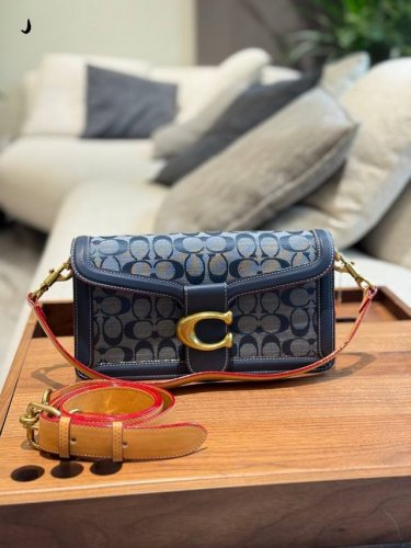 王炸 Coach蔻驰Tabby香布雷酒神包 Coach香布雷系列Tabby酒神包 小牛皮材质+满“C”提花织布配上复古的黄铜五金大“C”Logo时尚独特、简约复