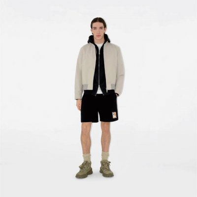 burberry.巴宝莉 夏季男士新品格纹标签贴花冰氧棉休闲短裤 正面左侧脚口边贴花巧妙融合Burberry格纹马术骑士徽标元素 创意重释品牌标志性设计 弹性松