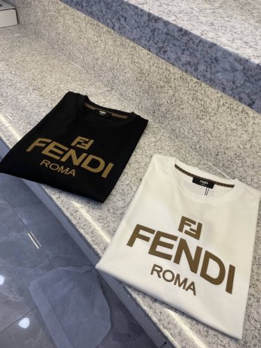 Find芬迪25 Ss华新品春夏首发专柜 品相完美 最新款短袖圆领T恤高端订制 设计前卫时尚！品牌Logo重工艺设计高端定制长绒欧棉 克面料手感柔软.穿着舒适.
