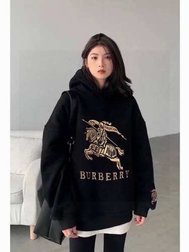 上新 160 秋冬新款Burberry 巴宝莉战马经典刺绣大版卫衣复合牛奶丝 连帽外套 这款太爆了 面料定织定染了好久 原版对色出货 胸前浆料印花工艺 双层帽子