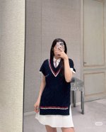 Dio*新款新款 撞色V领学院风针织毛衣 原版开发 高版出品 这款针织衫不仅单穿好看 作为叠穿内搭也是超级百搭的 不管是搭配牛仔裤还是半身裙 都能轻松驾驭 让你