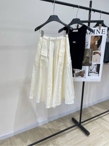 米杏色工装抽绳中长伞裙 ，面料：棉+锦纶 颜色：米杏色 pra25春夏新款定制精纺锦纶棉混纺面料 松紧腰双口袋半裙出货 质感超赞学院减龄风 完美腿型修饰高街时髦