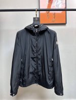 Moncler 蒙口 2025官网最新款连帽风衣夹克外套，高端品质版型面料五金都是专柜1:1定制，帽子立体标识刺绣Logo标志彰显品牌魅力！高品质出街必备单品采