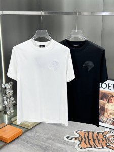 史蒂芬 25S春夏新款丝光棉T恤.经典选用客供190G定织丝光棉布制成，整件单品的面料质感极佳，着身舒适透气，即便是酷热的夏天也不会有闷热感可言！！！颜色：黑色