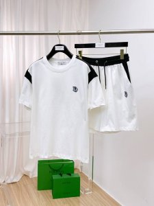 迪奥 25早春最新顶级经典双面料拼接款短袖套装，高端品质专柜原单圆领援助，顶级制作多口袋工艺进口面料，专柜款独特设计，采用进口高端订制进口丝线手感一流！官网在售