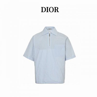 dior 迪奥 24Ss 小标刺绣半拉链条纹短袖衬衫 重新诠释经典廓形，彰显运动风格。采用白色条纹棉府绸和 Oblique 印花棉质提花面料精心制作，搭配抽绳底