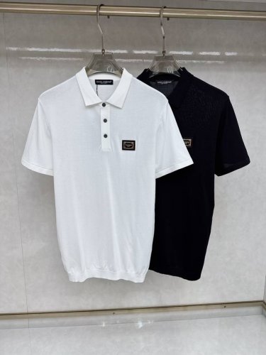 dg 2025年春夏最新款Polo短袖，这款Polo衫采用高端棉质珠地面料制成，是适合各种季节的隽永设计单品。经典款式，胸前饰有经典硅胶标识，贝壳纽扣刻有蒙家英