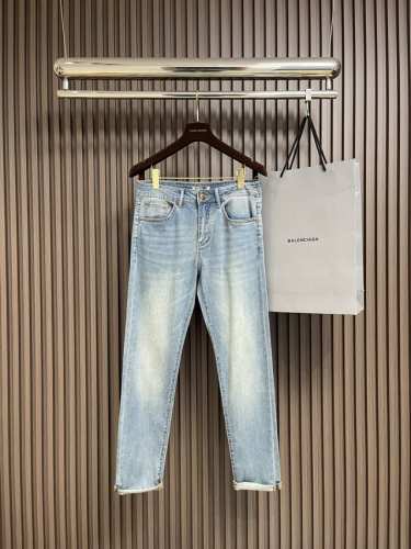 Burberry 2025Ss新款后袋Tb标识牛仔裤 经典原味中蓝色 百搭好款磨破猫须 客供原厂五金 媲美专柜细节 完美版型纯正早春必入款 尺码 28-38 有