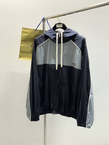 miu Miu 2025春季最新品，专柜同步有售，原单狠货，时尚休闲连帽外套，进口原版面料，上身舒适透气，顶级刺绣工艺字母图案装饰Logo，原版五金辅料装饰，档