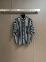 lv 春夏新款走秀款宽松短袖衬衫 全新条纹图案演绎，品牌Logo字母标签，利落剪裁版型演绎体闲风格。宽松版型，无论是外穿或内搭都非常有艺术感 完美细节处理。尺码