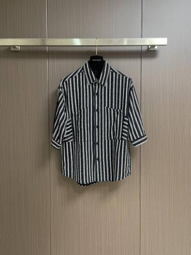 lv 春夏新款走秀款宽松短袖衬衫 全新条纹图案演绎，品牌Logo字母标签，利落剪裁版型演绎体闲风格。宽松版型，无论是外穿或内搭都非常有艺术感 完美细节处理。尺码