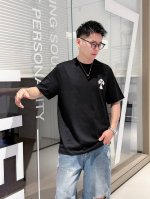P200 L克罗心 25Ss春夏新款短袖 T 恤来咯标识Golo！简约又时尚。宽松休闲的圆领，舒适好穿。采用 260 克重纯棉面料，品质超赞。这个春夏，必须安排