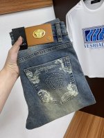 范思哲 25年春夏新款休闲牛仔裤裤 干净利落剪裁 都市风十足 采用精纺面料手感软糯干爽 上身效果挺括有型 五金精致 商务休闲非常好看如此众多的顶级原料 打造出价