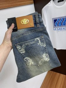 范思哲 25年春夏新款休闲牛仔裤裤 干净利落剪裁 都市风十足 采用精纺面料手感软糯干爽 上身效果挺括有型 五金精致 商务休闲非常好看如此众多的顶级原料 打造出价