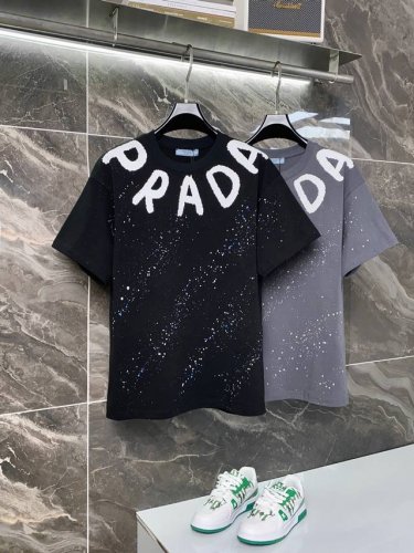 隔天到 Prada 普拉达 高品质320克 字母印花 手工彩绘 原版面料 官方同款 短袖T恤 同缸染面料 手感非常舒服 春夏最新砖柜同步 时尚又个性 超级百搭