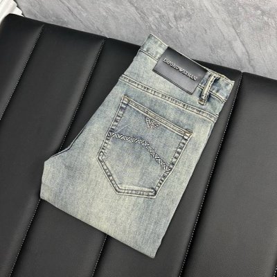 阿玛 2025春夏最新推出男士牛仔裤新品 重工水洗牛仔面料 定制面料和一般牛仔布料比起来 更加柔软舒适 超重工洗水工艺 双工艺洗水 整条裤子 手感舒适 细腻程度